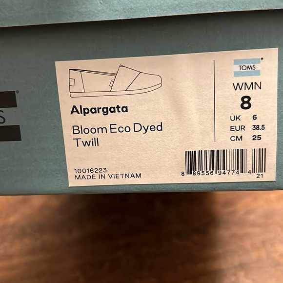 Toms shoes woman’s size 8 never worn in box - Picture 3 of 3